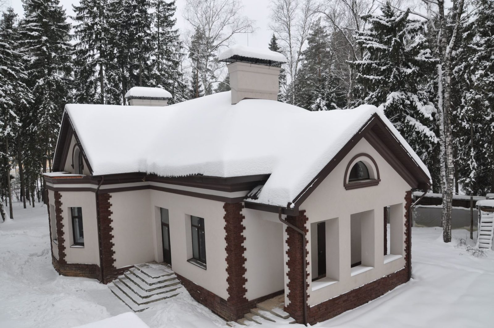 Небольшое одноэтажное строение в составе усадьбы (для охраны и обслуживающего персонала) в Одинцовском районе Подмосковья.